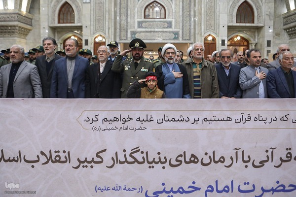 مراسم نثار تاج گل و تجدید بیعت جامعه قرآنی با آرمان‌های امام خمینی(ره) و مقام معظم رهبری