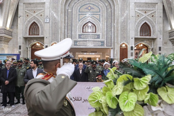 مراسم نثار تاج گل و تجدید بیعت جامعه قرآنی با آرمان‌های امام خمینی(ره) و مقام معظم رهبری