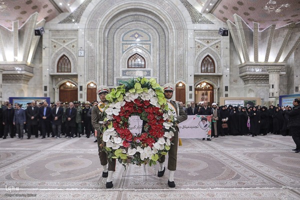 مراسم نثار تاج گل و تجدید بیعت جامعه قرآنی با آرمان‌های امام خمینی(ره) و مقام معظم رهبری