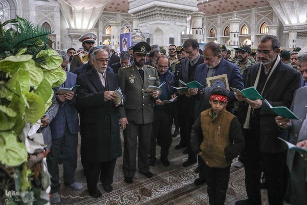 مراسم نثار تاج گل و تجدید بیعت جامعه قرآنی با آرمان‌های امام خمینی(ره) و مقام معظم رهبری