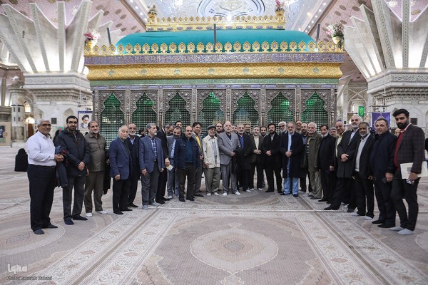 مراسم نثار تاج گل و تجدید بیعت جامعه قرآنی با آرمان‌های امام خمینی(ره) و مقام معظم رهبری