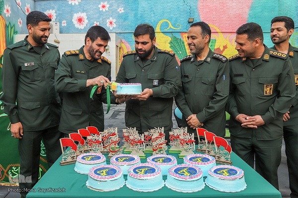 پخت کیک 14 متری به مناسبت میلاد امام حسین(ع) در اهواز