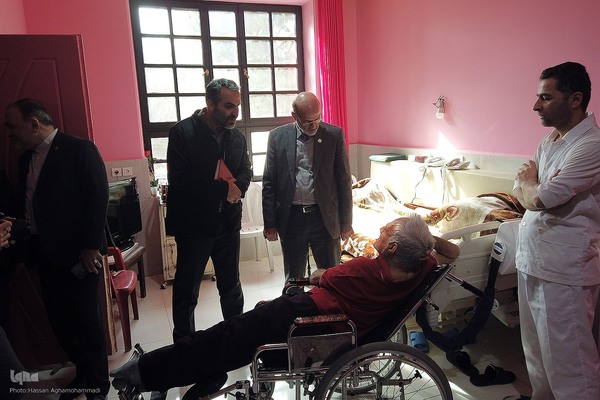 دیدار رییس جهاد دانشگاهی با جانبازان آسایشگاه ثارالله