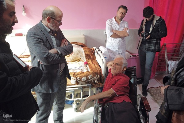 دیدار رییس جهاد دانشگاهی با جانبازان آسایشگاه ثارالله