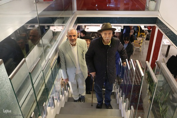 احمد مسجد جامعی و علی نصیریان در مراسم سی امین سال رونمایی از تقویم هنری 1403