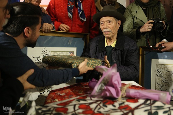 علی نصیریان در مراسم سی امین سال رونمایی از تقویم هنری 1403