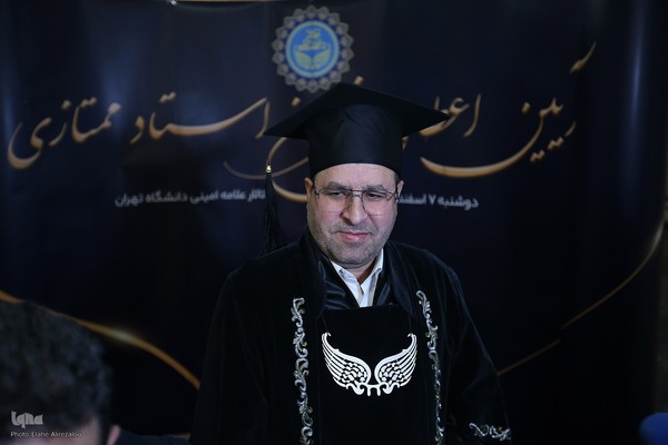 آیین اعطای نشان استاد ممتازی