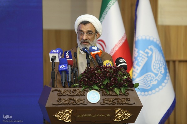 آیین اعطای نشان استاد ممتازی