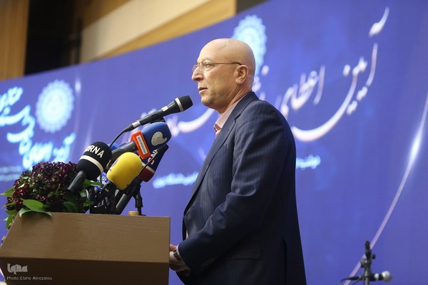 آیین اعطای نشان استاد ممتازی