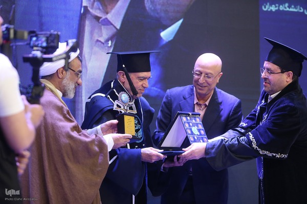 آیین اعطای نشان استاد ممتازی