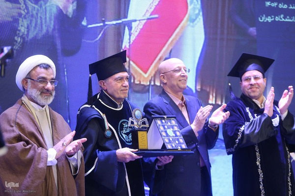 آیین اعطای نشان استاد ممتازی