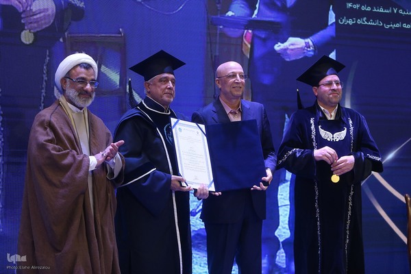 آیین اعطای نشان استاد ممتازی