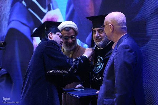 آیین اعطای نشان استاد ممتازی