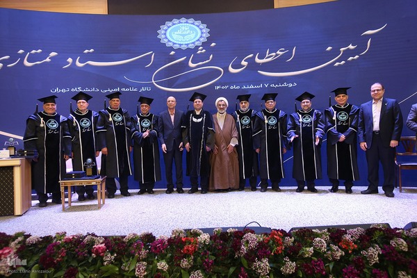 آیین اعطای نشان استاد ممتازی