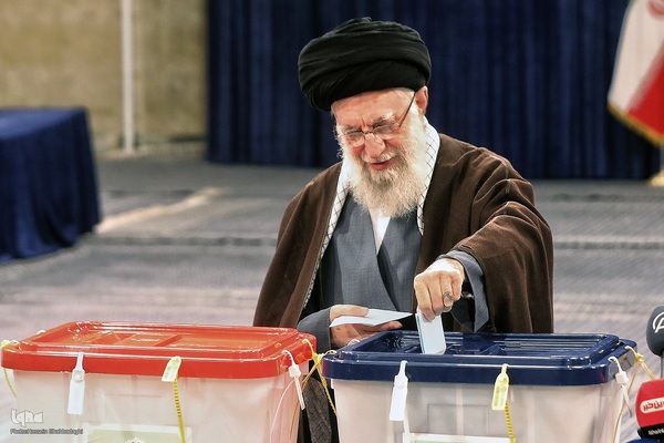 حضور مقام معظم رهبری در پای صندوق رای