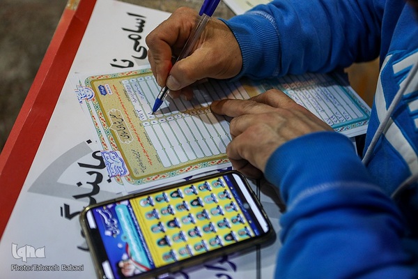 جلوه‌هایی از حضور پرشور مردم در ساعات پایانی انتخابات