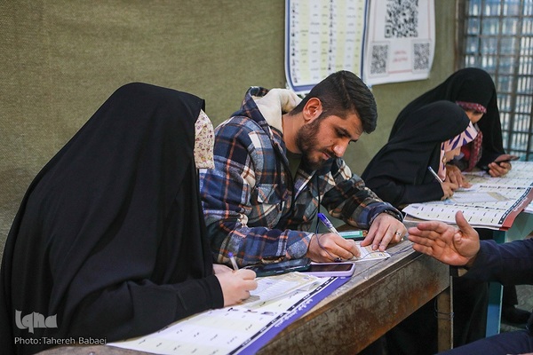 جلوه‌هایی از حضور پرشور مردم در ساعات پایانی انتخابات