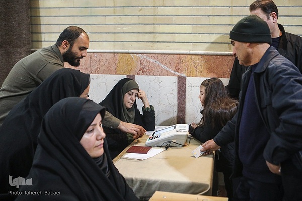 جلوه‌هایی از حضور پرشور مردم در ساعات پایانی انتخابات