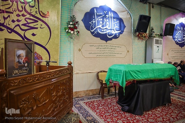 تشییع پیکر آیت‌الله امامی کاشانی در حرم مطهر رضوی