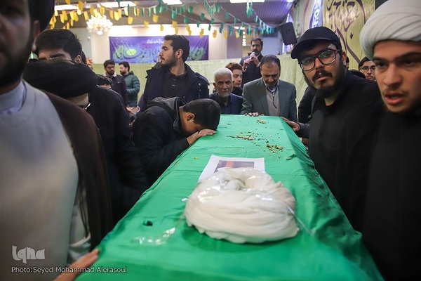 تشییع پیکر آیت‌الله امامی کاشانی در حرم مطهر رضوی