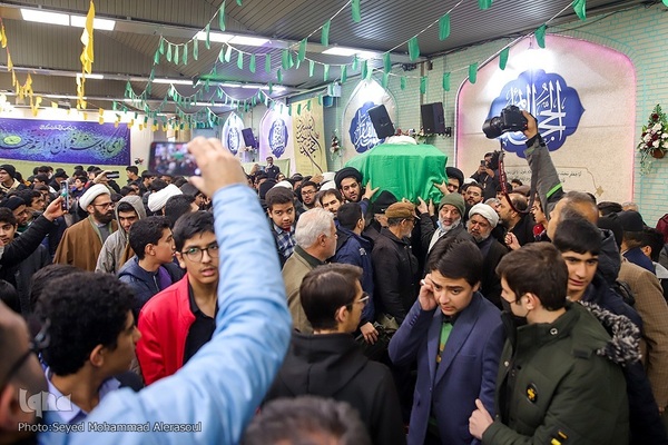 تشییع پیکر آیت‌الله امامی کاشانی در حرم مطهر رضوی