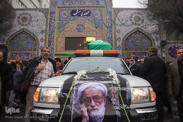 تشییع پیکر آیت‌الله امامی کاشانی در حرم مطهر رضوی