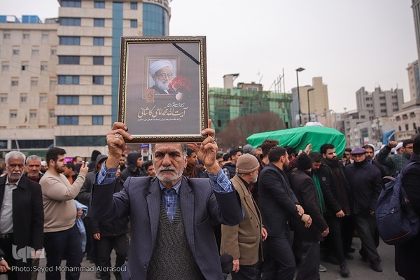 تشییع پیکر آیت‌الله امامی کاشانی در حرم مطهر رضوی