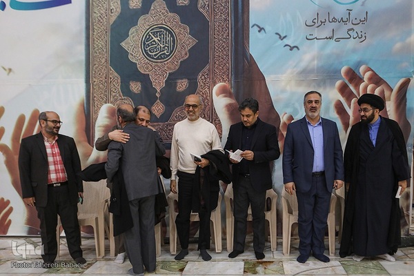 گردهمایی حلقه‌های حفظ موضوعی قرآن در حرم امام خمینی