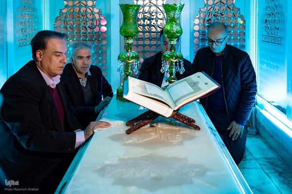 غبارروبی حرم مطهر امامزاده طاهر(ع)