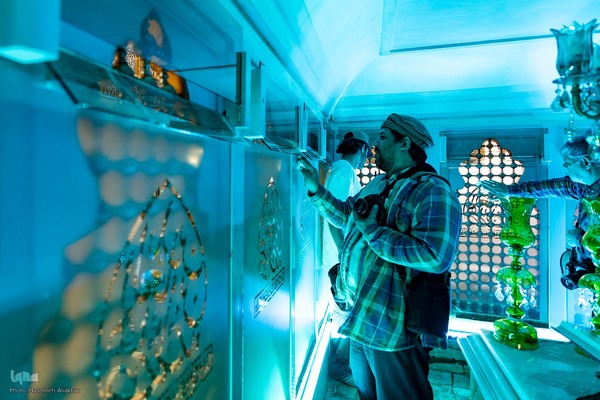 غبارروبی حرم مطهر امامزاده طاهر(ع)