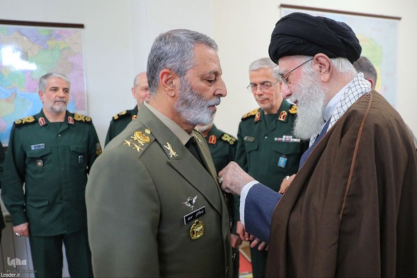 اعطای نشان فتح به فرماندهان کل ارتش و سپاه