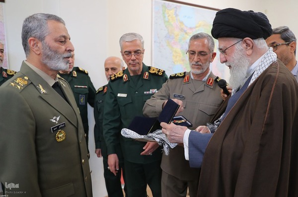 اعطای نشان فتح به فرماندهان کل ارتش و سپاه