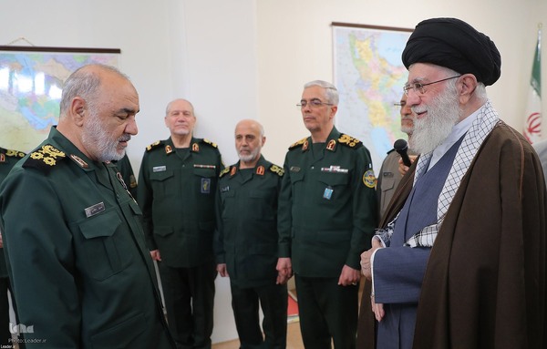 اعطای نشان فتح به فرماندهان کل ارتش و سپاه