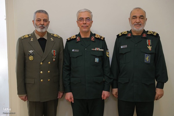 اعطای نشان فتح به فرماندهان کل ارتش و سپاه