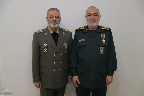 اعطای نشان فتح به فرماندهان کل ارتش و سپاه