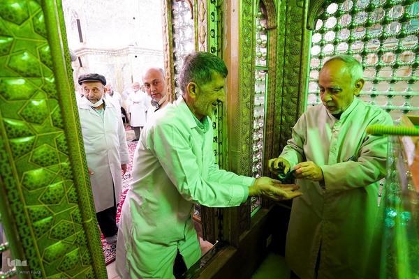 آیین غبارروبی حرم مطهر حضرت احمدبن موسی الکاظم علیهما‌السلام‎