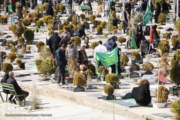 زیارت اهل قبور در آخرین پنجشنبه سال