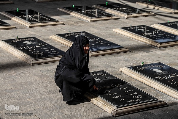 زیارت اهل قبور در آخرین پنجشنبه سال