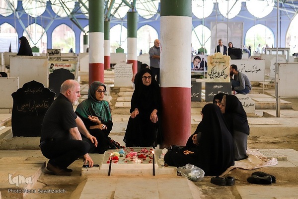 زیارت اهل قبور در آخرین پنجشنبه سال