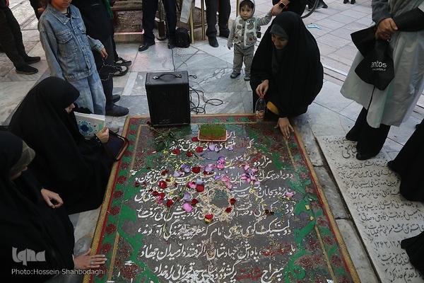 زیارت اهل قبور در آخرین پنجشنبه سال