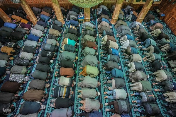 مسلمانان روزه دار در ماه مهمانی خدا