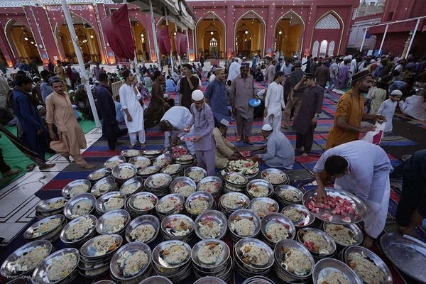 مسلمانان روزه دار در ماه مهمانی خدا