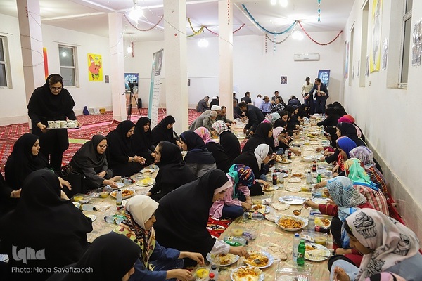 سفره افطار در جمع ایتام