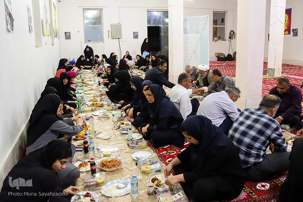 سفره افطار در جمع ایتام