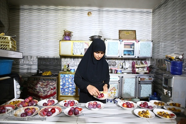 پذیرایی و خدمت به زوار اربعین در مسیر کربلا