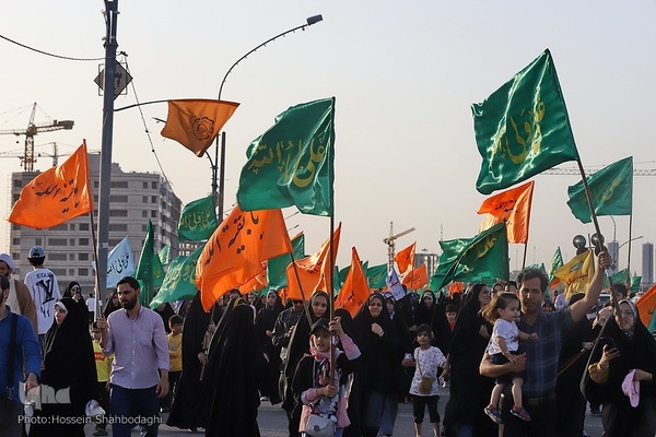 پیاده روی مردم قم در روز عید غدیر خم