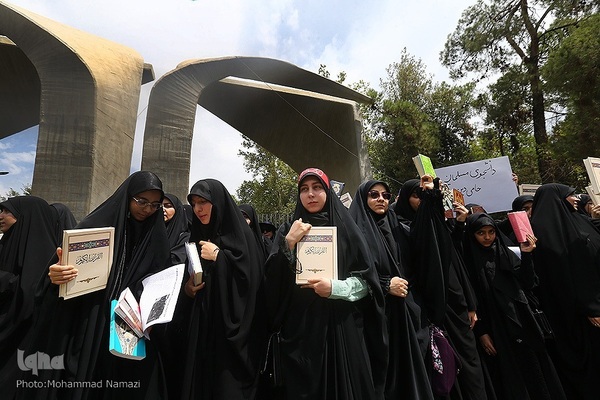 تجمع دانشجویی تکریم قرآن در مقابل دانشگاه تهران