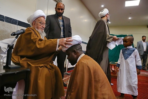 عمامه گذاری طلاب در روز عید غدیر