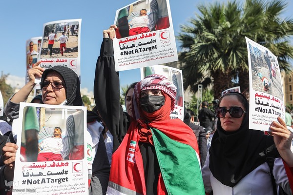 تجمع بزرگ امدادگران و کادر درمان در میدان فلسطین