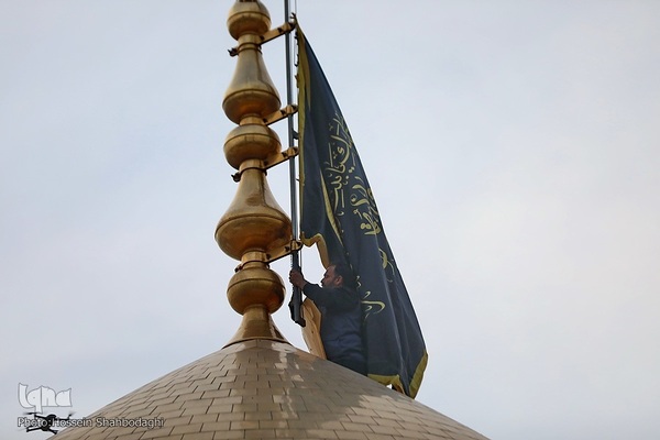آیین تعویض پرچم گنبد حرم حضرت معصومه(س)